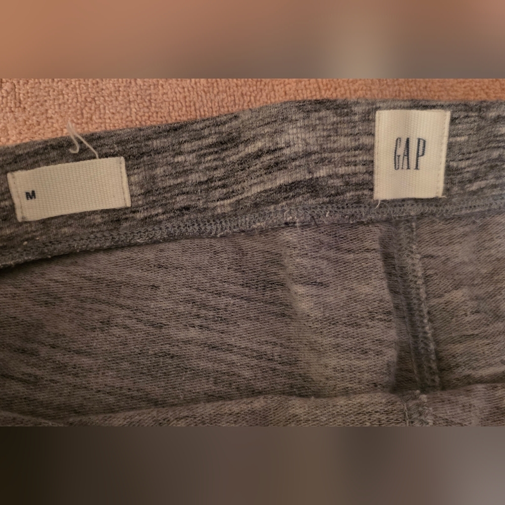 GAP Heathered Gray Women's‎ Capris (Size Medium) - Picture 12 of 16